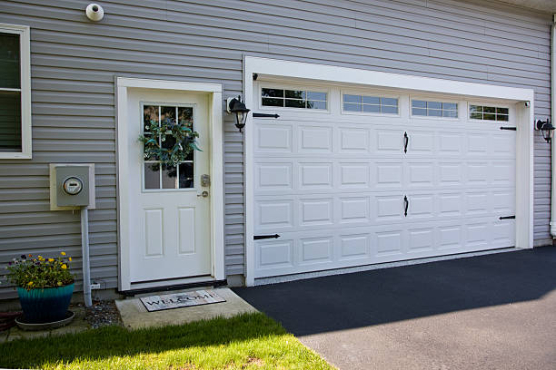 24/7 Emergency Garage Door Panel Replacement experts in Tokeneke, CT